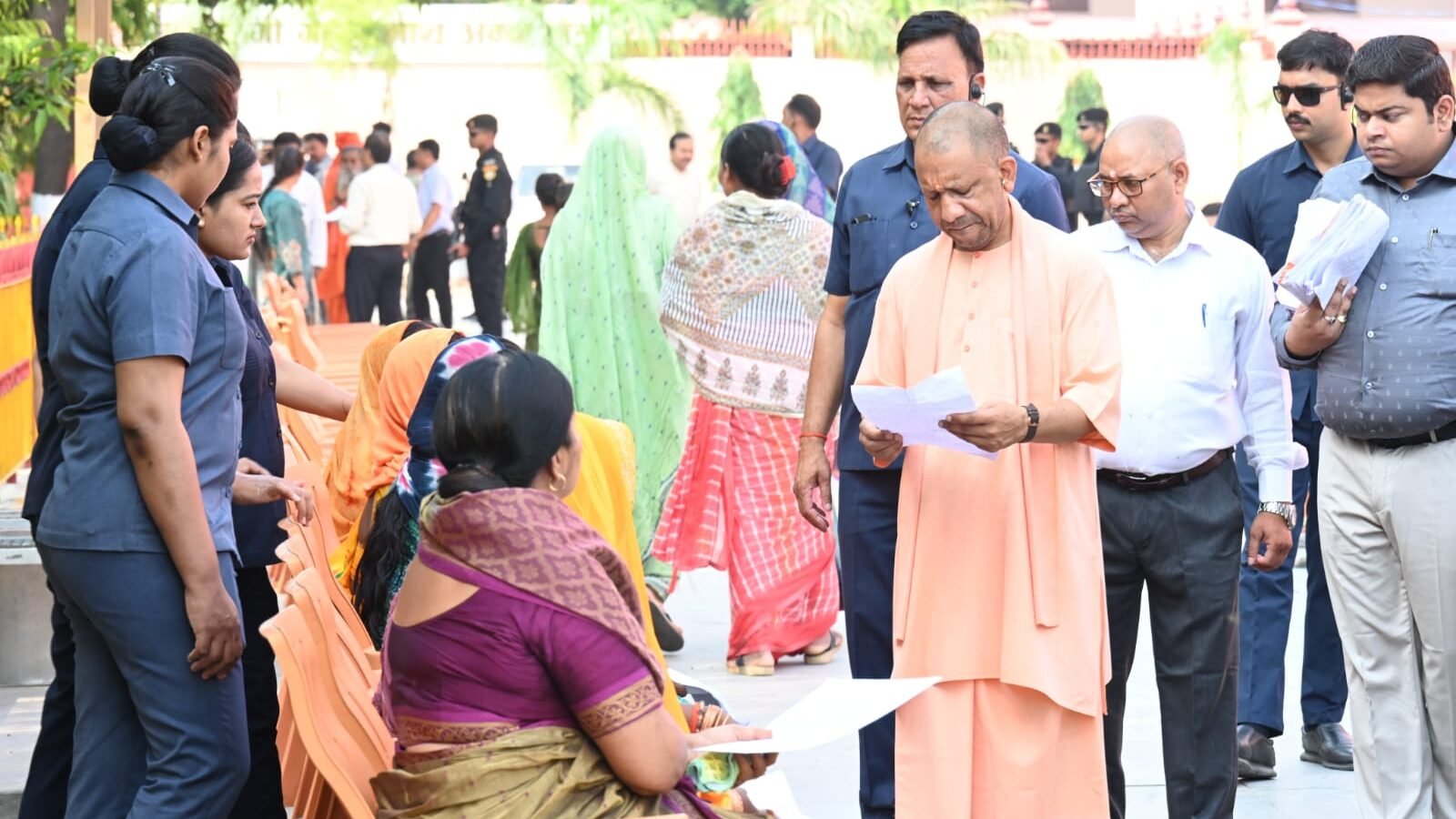 मुख्यमंत्री योगी आदित्यनाथ ने गोरखपुर प्रवास के दौरान गोरखनाथ मंदिर में आयोजित जनता दर्शन में करीब 150 लोगों की समस्याएं सुनीं। मुख्यमंत्री ने अधिकारियों को निर्देश दिया कि हर पात्र व्यक्ति को सरकारी योजनाओं का लाभ मिले और शिकायतों का त्वरित समाधान किया जाए। उन्होंने जरूरतमंदों के इलाज, मुख्यमंत्री सामूहिक विवाह योजना और भू-माफियाओं पर सख्त कार्रवाई को लेकर भी निर्देश दिए। जनता दर्शन के बाद सीएम योगी ने गोशाला पहुंचकर गोवंश को गुड़ खिलाया और गोसेवा की।
