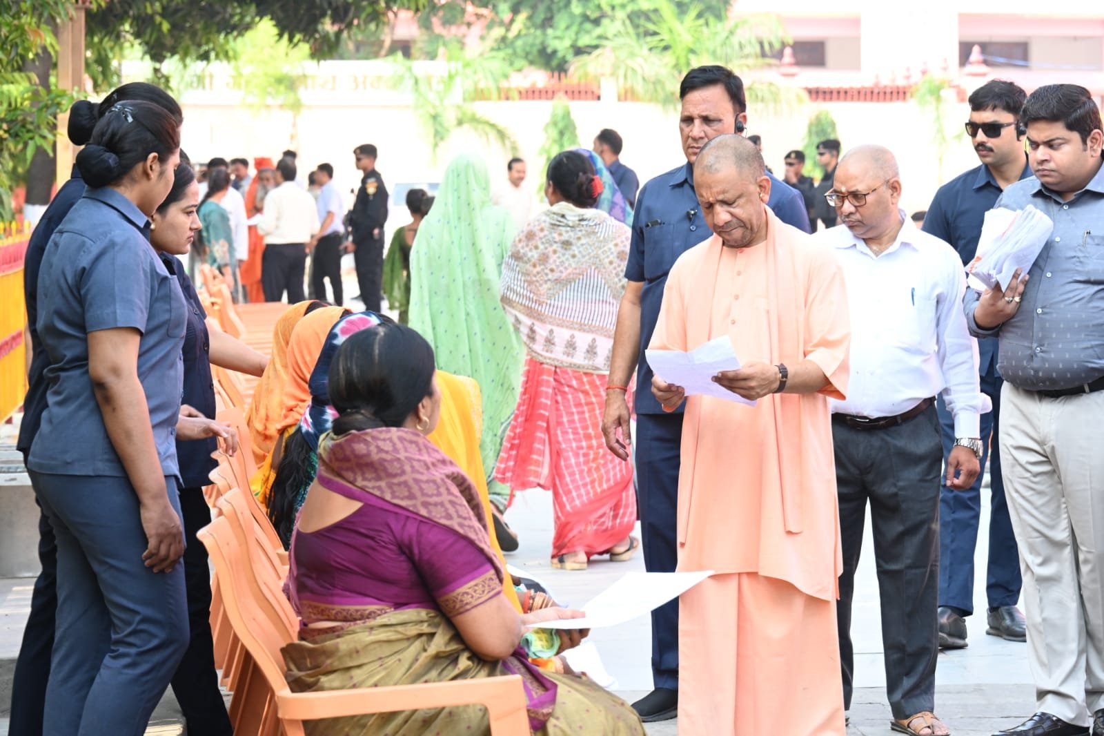 मुख्यमंत्री योगी आदित्यनाथ ने गोरखपुर प्रवास के दौरान गोरखनाथ मंदिर में आयोजित जनता दर्शन में करीब 150 लोगों की समस्याएं सुनीं। मुख्यमंत्री ने अधिकारियों को निर्देश दिया कि हर पात्र व्यक्ति को सरकारी योजनाओं का लाभ मिले और शिकायतों का त्वरित समाधान किया जाए। उन्होंने जरूरतमंदों के इलाज, मुख्यमंत्री सामूहिक विवाह योजना और भू-माफियाओं पर सख्त कार्रवाई को लेकर भी निर्देश दिए। जनता दर्शन के बाद सीएम योगी ने गोशाला पहुंचकर गोवंश को गुड़ खिलाया और गोसेवा की।