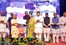 लखनऊ में आयोजित बेसिक शिक्षा विभाग के सम्मान समारोह में मुख्यमंत्री योगी आदित्यनाथ ने 20 हजार नए शिक्षक और अनुदेशकों की भर्ती प्रक्रिया आगे बढ़ाने की घोषणा की। उन्होंने बताया कि अनुदेशकों का मानदेय बढ़ाकर 17 हजार रुपये प्रतिमाह कर दिया गया है और उन्हें 5 लाख रुपये तक का कैशलेस स्वास्थ्य बीमा भी मिलेगा। मुख्यमंत्री ने कहा कि प्रदेश के 96 प्रतिशत बेसिक विद्यालयों में बुनियादी सुविधाएं उपलब्ध हैं तथा सरकार शिक्षा व्यवस्था को और मजबूत बनाने के लिए लगातार कार्य कर रही है।