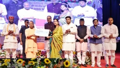 लखनऊ में आयोजित बेसिक शिक्षा विभाग के सम्मान समारोह में मुख्यमंत्री योगी आदित्यनाथ ने 20 हजार नए शिक्षक और अनुदेशकों की भर्ती प्रक्रिया आगे बढ़ाने की घोषणा की। उन्होंने बताया कि अनुदेशकों का मानदेय बढ़ाकर 17 हजार रुपये प्रतिमाह कर दिया गया है और उन्हें 5 लाख रुपये तक का कैशलेस स्वास्थ्य बीमा भी मिलेगा। मुख्यमंत्री ने कहा कि प्रदेश के 96 प्रतिशत बेसिक विद्यालयों में बुनियादी सुविधाएं उपलब्ध हैं तथा सरकार शिक्षा व्यवस्था को और मजबूत बनाने के लिए लगातार कार्य कर रही है।