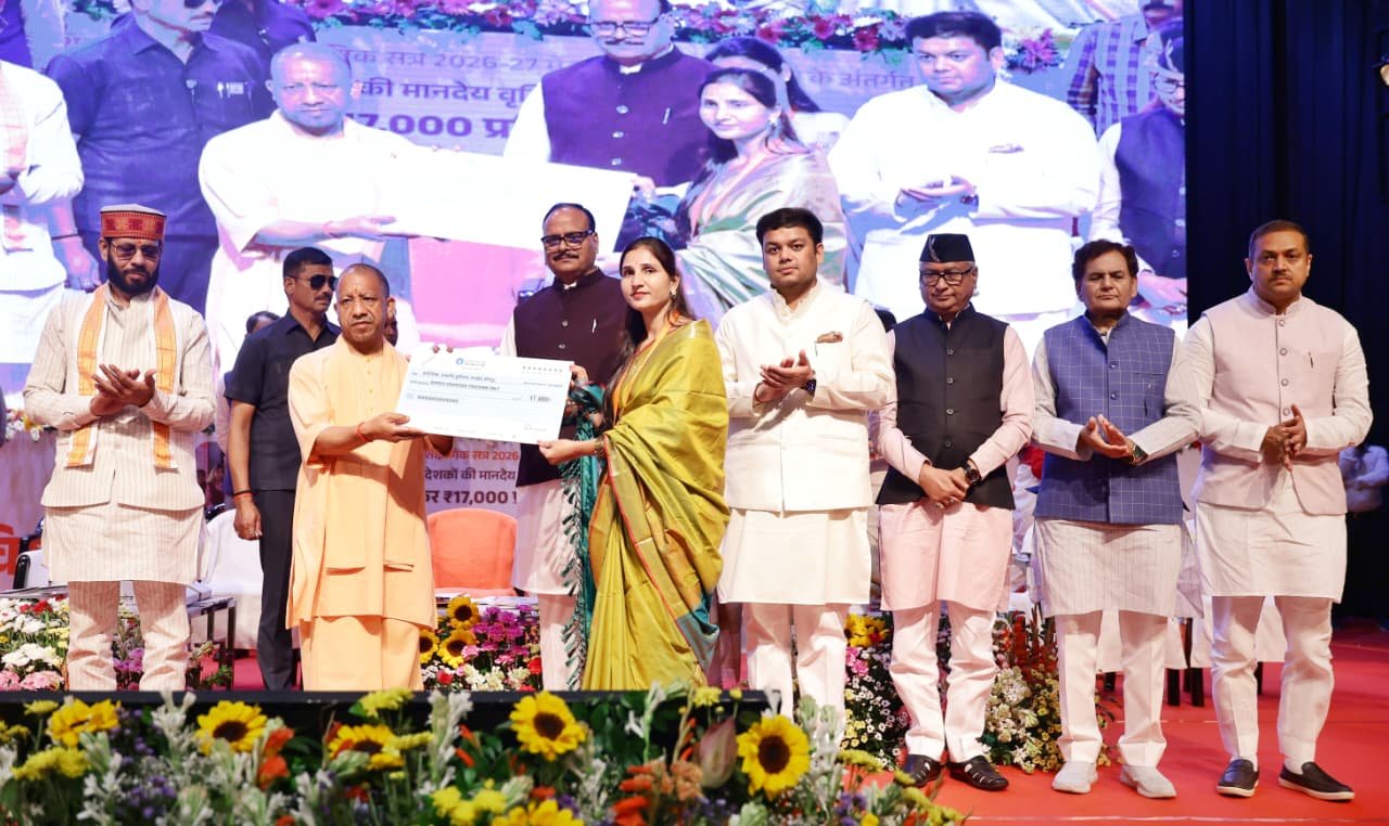 लखनऊ में आयोजित बेसिक शिक्षा विभाग के सम्मान समारोह में मुख्यमंत्री योगी आदित्यनाथ ने 20 हजार नए शिक्षक और अनुदेशकों की भर्ती प्रक्रिया आगे बढ़ाने की घोषणा की। उन्होंने बताया कि अनुदेशकों का मानदेय बढ़ाकर 17 हजार रुपये प्रतिमाह कर दिया गया है और उन्हें 5 लाख रुपये तक का कैशलेस स्वास्थ्य बीमा भी मिलेगा। मुख्यमंत्री ने कहा कि प्रदेश के 96 प्रतिशत बेसिक विद्यालयों में बुनियादी सुविधाएं उपलब्ध हैं तथा सरकार शिक्षा व्यवस्था को और मजबूत बनाने के लिए लगातार कार्य कर रही है।