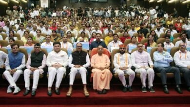 उत्तर प्रदेश सरकार ने बेसिक शिक्षा विभाग के 24,717 अंशकालिक अनुदेशकों का मानदेय 9 हजार से बढ़ाकर 17 हजार रुपये प्रतिमाह कर दिया है। मुख्यमंत्री योगी आदित्यनाथ ने लोकभवन में आयोजित सम्मान समारोह में चयनित अनुदेशकों को चेक वितरित किए। सरकार ने 5 लाख रुपये तक की कैशलेस चिकित्सा सुविधा भी लागू की है। कार्यक्रम में नई शिक्षा नीति के तहत ‘होलिस्टिक रिपोर्ट कार्ड’ का विमोचन किया गया, जिससे विद्यार्थियों के सर्वांगीण विकास का मूल्यांकन संभव होगा।