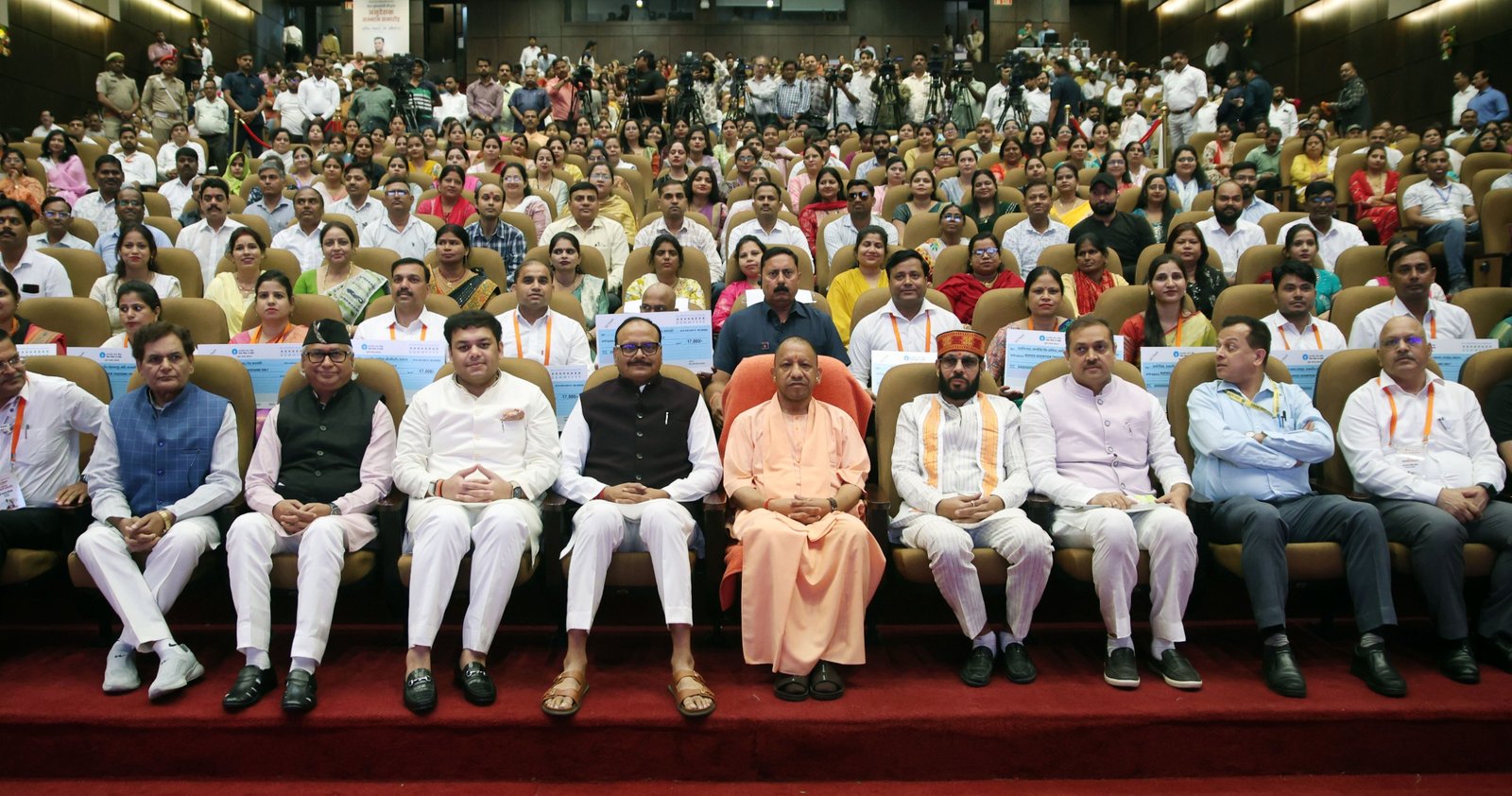 उत्तर प्रदेश सरकार ने बेसिक शिक्षा विभाग के 24,717 अंशकालिक अनुदेशकों का मानदेय 9 हजार से बढ़ाकर 17 हजार रुपये प्रतिमाह कर दिया है। मुख्यमंत्री योगी आदित्यनाथ ने लोकभवन में आयोजित सम्मान समारोह में चयनित अनुदेशकों को चेक वितरित किए। सरकार ने 5 लाख रुपये तक की कैशलेस चिकित्सा सुविधा भी लागू की है। कार्यक्रम में नई शिक्षा नीति के तहत ‘होलिस्टिक रिपोर्ट कार्ड’ का विमोचन किया गया, जिससे विद्यार्थियों के सर्वांगीण विकास का मूल्यांकन संभव होगा।