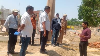 वाराणसी नगर निगम ने निर्माण कार्यों में लापरवाही पर बड़ी कार्रवाई करते हुए दो फर्मों पर कुल सात लाख रुपये का जुर्माना लगाया। नगर आयुक्त हिमांशु नागपाल ने बड़ा लालपुर सीनियर केयर सेंटर और सारनाथ जोन कार्यालय निर्माण में धीमी प्रगति व घटिया सामग्री मिलने पर सख्त नाराजगी जताई। साथ ही मॉनसून से पहले नालों की गहराई तक सफाई कराने के निर्देश दिए।