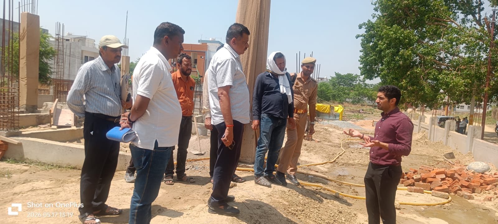 वाराणसी नगर निगम ने निर्माण कार्यों में लापरवाही पर बड़ी कार्रवाई करते हुए दो फर्मों पर कुल सात लाख रुपये का जुर्माना लगाया। नगर आयुक्त हिमांशु नागपाल ने बड़ा लालपुर सीनियर केयर सेंटर और सारनाथ जोन कार्यालय निर्माण में धीमी प्रगति व घटिया सामग्री मिलने पर सख्त नाराजगी जताई। साथ ही मॉनसून से पहले नालों की गहराई तक सफाई कराने के निर्देश दिए।