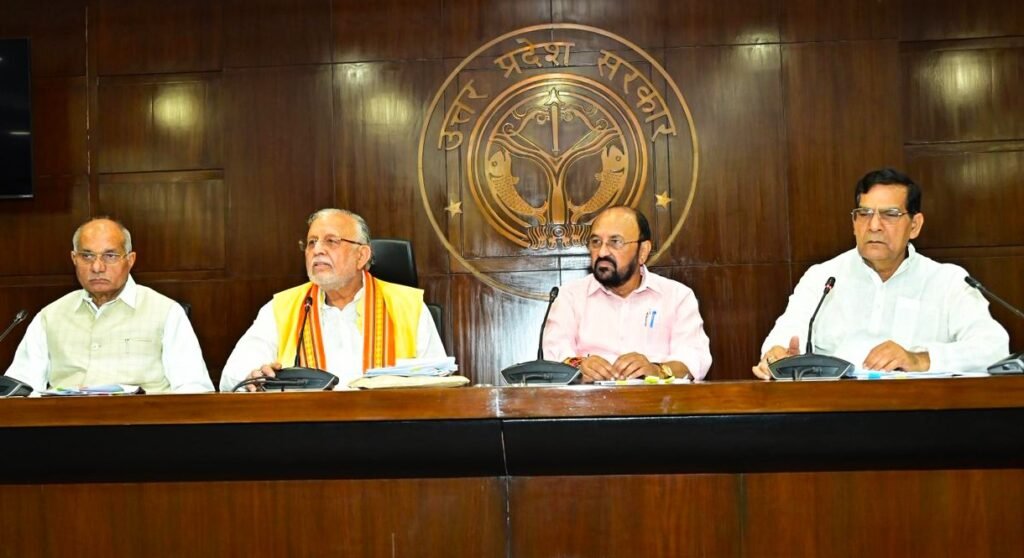लखनऊ में मुख्यमंत्री Yogi Adityanath की अध्यक्षता में हुई कैबिनेट बैठक में पंचायत चुनावों में ओबीसी आरक्षण निर्धारण के लिए “उत्तर प्रदेश राज्य स्थानीय ग्रामीण निकाय समर्पित पिछड़ा वर्ग आयोग” के गठन को मंजूरी दी गई। आयोग पंचायतों में पिछड़े वर्गों की सामाजिक, राजनीतिक भागीदारी और जनसंख्या का अध्ययन कर निकायवार आरक्षण की संस्तुति देगा। आयोग में पांच सदस्य होंगे और इसका कार्यकाल छह माह का रहेगा। कैबिनेट ने बैठक में प्रस्तुत सभी 12 प्रस्तावों को स्वीकृति प्रदान की।