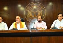 लखनऊ में मुख्यमंत्री Yogi Adityanath की अध्यक्षता में हुई कैबिनेट बैठक में पंचायत चुनावों में ओबीसी आरक्षण निर्धारण के लिए “उत्तर प्रदेश राज्य स्थानीय ग्रामीण निकाय समर्पित पिछड़ा वर्ग आयोग” के गठन को मंजूरी दी गई। आयोग पंचायतों में पिछड़े वर्गों की सामाजिक, राजनीतिक भागीदारी और जनसंख्या का अध्ययन कर निकायवार आरक्षण की संस्तुति देगा। आयोग में पांच सदस्य होंगे और इसका कार्यकाल छह माह का रहेगा। कैबिनेट ने बैठक में प्रस्तुत सभी 12 प्रस्तावों को स्वीकृति प्रदान की।