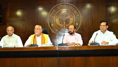 लखनऊ में मुख्यमंत्री Yogi Adityanath की अध्यक्षता में हुई कैबिनेट बैठक में पंचायत चुनावों में ओबीसी आरक्षण निर्धारण के लिए “उत्तर प्रदेश राज्य स्थानीय ग्रामीण निकाय समर्पित पिछड़ा वर्ग आयोग” के गठन को मंजूरी दी गई। आयोग पंचायतों में पिछड़े वर्गों की सामाजिक, राजनीतिक भागीदारी और जनसंख्या का अध्ययन कर निकायवार आरक्षण की संस्तुति देगा। आयोग में पांच सदस्य होंगे और इसका कार्यकाल छह माह का रहेगा। कैबिनेट ने बैठक में प्रस्तुत सभी 12 प्रस्तावों को स्वीकृति प्रदान की।