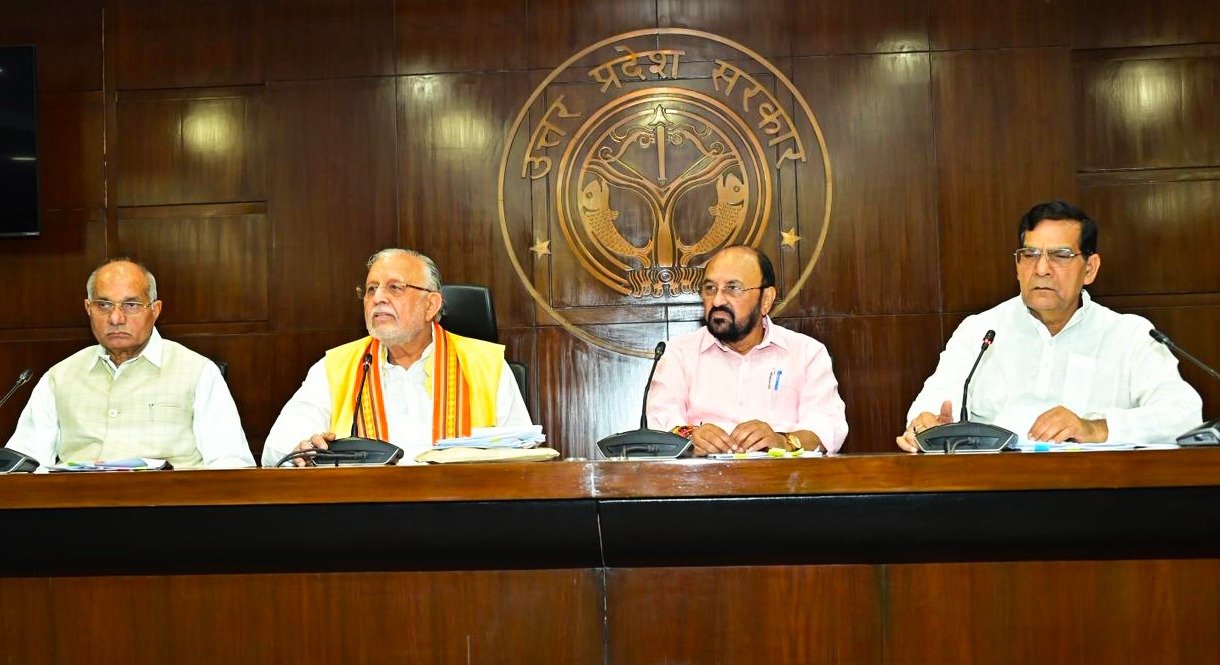 लखनऊ में मुख्यमंत्री Yogi Adityanath की अध्यक्षता में हुई कैबिनेट बैठक में पंचायत चुनावों में ओबीसी आरक्षण निर्धारण के लिए “उत्तर प्रदेश राज्य स्थानीय ग्रामीण निकाय समर्पित पिछड़ा वर्ग आयोग” के गठन को मंजूरी दी गई। आयोग पंचायतों में पिछड़े वर्गों की सामाजिक, राजनीतिक भागीदारी और जनसंख्या का अध्ययन कर निकायवार आरक्षण की संस्तुति देगा। आयोग में पांच सदस्य होंगे और इसका कार्यकाल छह माह का रहेगा। कैबिनेट ने बैठक में प्रस्तुत सभी 12 प्रस्तावों को स्वीकृति प्रदान की।