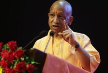 लखनऊ के लोकभवन में सोमवार को मुख्यमंत्री योगी आदित्यनाथ ने यूपीपीएससी परीक्षा 2024 के तहत चयनित 932 युवाओं को नियुक्ति पत्र वितरित किए। इस दौरान सीएम योगी ने कहा कि “जो यूपी में सफल है, वह दुनिया में कहीं भी सफल हो सकता है।” उन्होंने भर्ती प्रक्रिया की पारदर्शिता की सराहना करते हुए कहा कि मेहनत और ईमानदारी से चयनित युवा ही प्रदेश को विकास और समृद्धि की नई ऊंचाइयों तक पहुंचाएंगे।