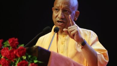 लखनऊ के लोकभवन में सोमवार को मुख्यमंत्री योगी आदित्यनाथ ने यूपीपीएससी परीक्षा 2024 के तहत चयनित 932 युवाओं को नियुक्ति पत्र वितरित किए। इस दौरान सीएम योगी ने कहा कि “जो यूपी में सफल है, वह दुनिया में कहीं भी सफल हो सकता है।” उन्होंने भर्ती प्रक्रिया की पारदर्शिता की सराहना करते हुए कहा कि मेहनत और ईमानदारी से चयनित युवा ही प्रदेश को विकास और समृद्धि की नई ऊंचाइयों तक पहुंचाएंगे।