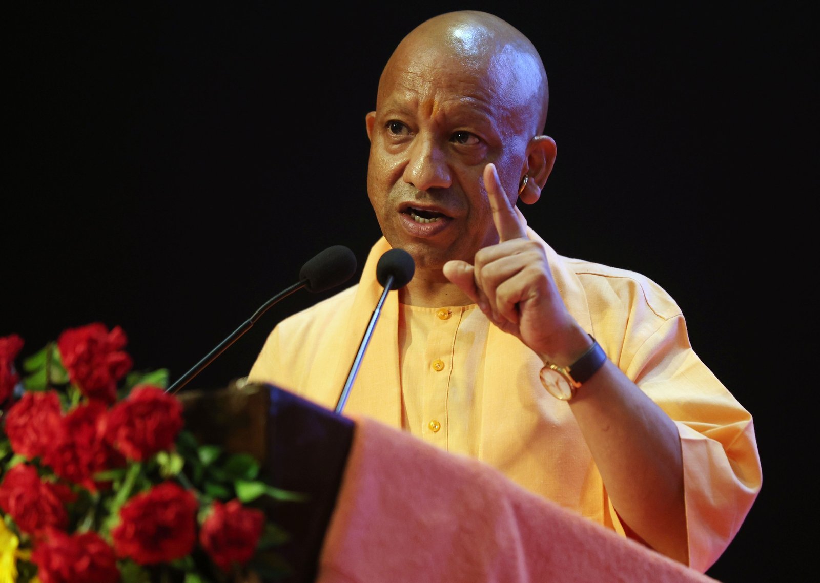 लखनऊ के लोकभवन में सोमवार को मुख्यमंत्री योगी आदित्यनाथ ने यूपीपीएससी परीक्षा 2024 के तहत चयनित 932 युवाओं को नियुक्ति पत्र वितरित किए। इस दौरान सीएम योगी ने कहा कि “जो यूपी में सफल है, वह दुनिया में कहीं भी सफल हो सकता है।” उन्होंने भर्ती प्रक्रिया की पारदर्शिता की सराहना करते हुए कहा कि मेहनत और ईमानदारी से चयनित युवा ही प्रदेश को विकास और समृद्धि की नई ऊंचाइयों तक पहुंचाएंगे।