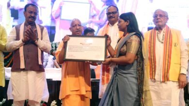 लखनऊ के लोकभवन में मुख्यमंत्री योगी आदित्यनाथ ने यूपीपीएससी परीक्षा 2024 में चयनित 932 अभ्यर्थियों को नियुक्ति पत्र वितरित किए। सबसे अधिक 258 युवा नायब तहसीलदार बने, जबकि 196 सहायक आयुक्त वाणिज्य कर और 142 राज्य कर अधिकारी नियुक्त हुए। कार्यक्रम में चयनित युवाओं के चेहरे खुशी से खिल उठे।