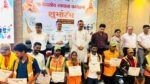 स्वच्छता सर्वेक्षण 2026 में वाराणसी को देश के टॉप-3 शहरों में शामिल कराने के लिए नगर निगम ने बड़ा अभियान शुरू किया है। 100 वार्डों को 204 सेक्टरों में बांटकर अधिकारियों को जिम्मेदारी सौंपी गई है। महापौर अशोक कुमार तिवारी, मंडलायुक्त एस. राजलिंगम और नगर आयुक्त हिमांशु नागपाल ने जनभागीदारी बढ़ाने, गंदगी खत्म करने और नियम तोड़ने वालों पर कार्रवाई के निर्देश दिए हैं।