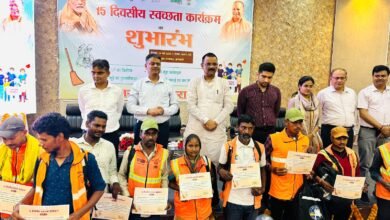 स्वच्छता सर्वेक्षण 2026 में वाराणसी को देश के टॉप-3 शहरों में शामिल कराने के लिए नगर निगम ने बड़ा अभियान शुरू किया है। 100 वार्डों को 204 सेक्टरों में बांटकर अधिकारियों को जिम्मेदारी सौंपी गई है। महापौर अशोक कुमार तिवारी, मंडलायुक्त एस. राजलिंगम और नगर आयुक्त हिमांशु नागपाल ने जनभागीदारी बढ़ाने, गंदगी खत्म करने और नियम तोड़ने वालों पर कार्रवाई के निर्देश दिए हैं।