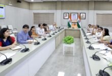 मुख्यमंत्री योगी आदित्यनाथ ने जीबीसी 5.0 की समीक्षा बैठक में अधिकारियों को निर्देश दिए कि प्रदेश के हर जनपद तक निवेश पहुंचे। सरकार के अनुसार 7 लाख करोड़ रुपये से अधिक के निवेश प्रस्ताव धरातल पर उतरने को तैयार हैं। डिफेंस कॉरिडोर, इलेक्ट्रॉनिक्स, ग्रीन एनर्जी, डेटा सेंटर और मैन्युफैक्चरिंग सेक्टर में तेजी से निवेश बढ़ रहा है। योगी सरकार का लक्ष्य उत्तर प्रदेश को देश का प्रमुख औद्योगिक और रक्षा विनिर्माण केंद्र बनाना है। जापान, सिंगापुर समेत कई देशों से बड़े निवेश प्रस्ताव मिले हैं।