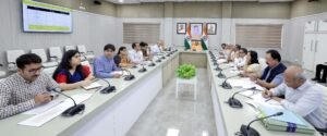 मुख्यमंत्री योगी आदित्यनाथ ने जीबीसी 5.0 की समीक्षा बैठक में अधिकारियों को निर्देश दिए कि प्रदेश के हर जनपद तक निवेश पहुंचे। सरकार के अनुसार 7 लाख करोड़ रुपये से अधिक के निवेश प्रस्ताव धरातल पर उतरने को तैयार हैं। डिफेंस कॉरिडोर, इलेक्ट्रॉनिक्स, ग्रीन एनर्जी, डेटा सेंटर और मैन्युफैक्चरिंग सेक्टर में तेजी से निवेश बढ़ रहा है। योगी सरकार का लक्ष्य उत्तर प्रदेश को देश का प्रमुख औद्योगिक और रक्षा विनिर्माण केंद्र बनाना है। जापान, सिंगापुर समेत कई देशों से बड़े निवेश प्रस्ताव मिले हैं।