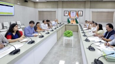 मुख्यमंत्री योगी आदित्यनाथ ने जीबीसी 5.0 की समीक्षा बैठक में अधिकारियों को निर्देश दिए कि प्रदेश के हर जनपद तक निवेश पहुंचे। सरकार के अनुसार 7 लाख करोड़ रुपये से अधिक के निवेश प्रस्ताव धरातल पर उतरने को तैयार हैं। डिफेंस कॉरिडोर, इलेक्ट्रॉनिक्स, ग्रीन एनर्जी, डेटा सेंटर और मैन्युफैक्चरिंग सेक्टर में तेजी से निवेश बढ़ रहा है। योगी सरकार का लक्ष्य उत्तर प्रदेश को देश का प्रमुख औद्योगिक और रक्षा विनिर्माण केंद्र बनाना है। जापान, सिंगापुर समेत कई देशों से बड़े निवेश प्रस्ताव मिले हैं।