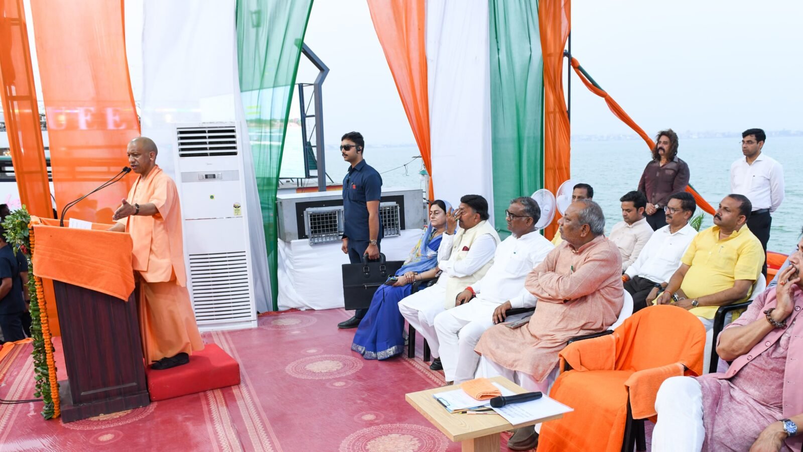 गोरखपुर के रामगढ़ताल में आयोजित 46वीं जूनियर नेशनल रोइंग चैंपियनशिप के समापन समारोह में मुख्यमंत्री योगी आदित्यनाथ ने कहा कि यूपी में खेलों का आधुनिक इको सिस्टम तेजी से विकसित हुआ है। उन्होंने रामगढ़ताल को राष्ट्रीय और अंतरराष्ट्रीय वाटर स्पोर्ट्स का उभरता केंद्र बताया। सीएम ने खिलाड़ियों को प्रोत्साहित करते हुए खेल नीति, स्पोर्ट्स इंफ्रास्ट्रक्चर, रोजगार और प्रशिक्षण सुविधाओं का उल्लेख किया। कार्यक्रम में कई जनप्रतिनिधि, खिलाड़ी और खेल अधिकारी मौजूद रहे।