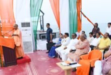 गोरखपुर के रामगढ़ताल में आयोजित 46वीं जूनियर नेशनल रोइंग चैंपियनशिप के समापन समारोह में मुख्यमंत्री योगी आदित्यनाथ ने कहा कि यूपी में खेलों का आधुनिक इको सिस्टम तेजी से विकसित हुआ है। उन्होंने रामगढ़ताल को राष्ट्रीय और अंतरराष्ट्रीय वाटर स्पोर्ट्स का उभरता केंद्र बताया। सीएम ने खिलाड़ियों को प्रोत्साहित करते हुए खेल नीति, स्पोर्ट्स इंफ्रास्ट्रक्चर, रोजगार और प्रशिक्षण सुविधाओं का उल्लेख किया। कार्यक्रम में कई जनप्रतिनिधि, खिलाड़ी और खेल अधिकारी मौजूद रहे।