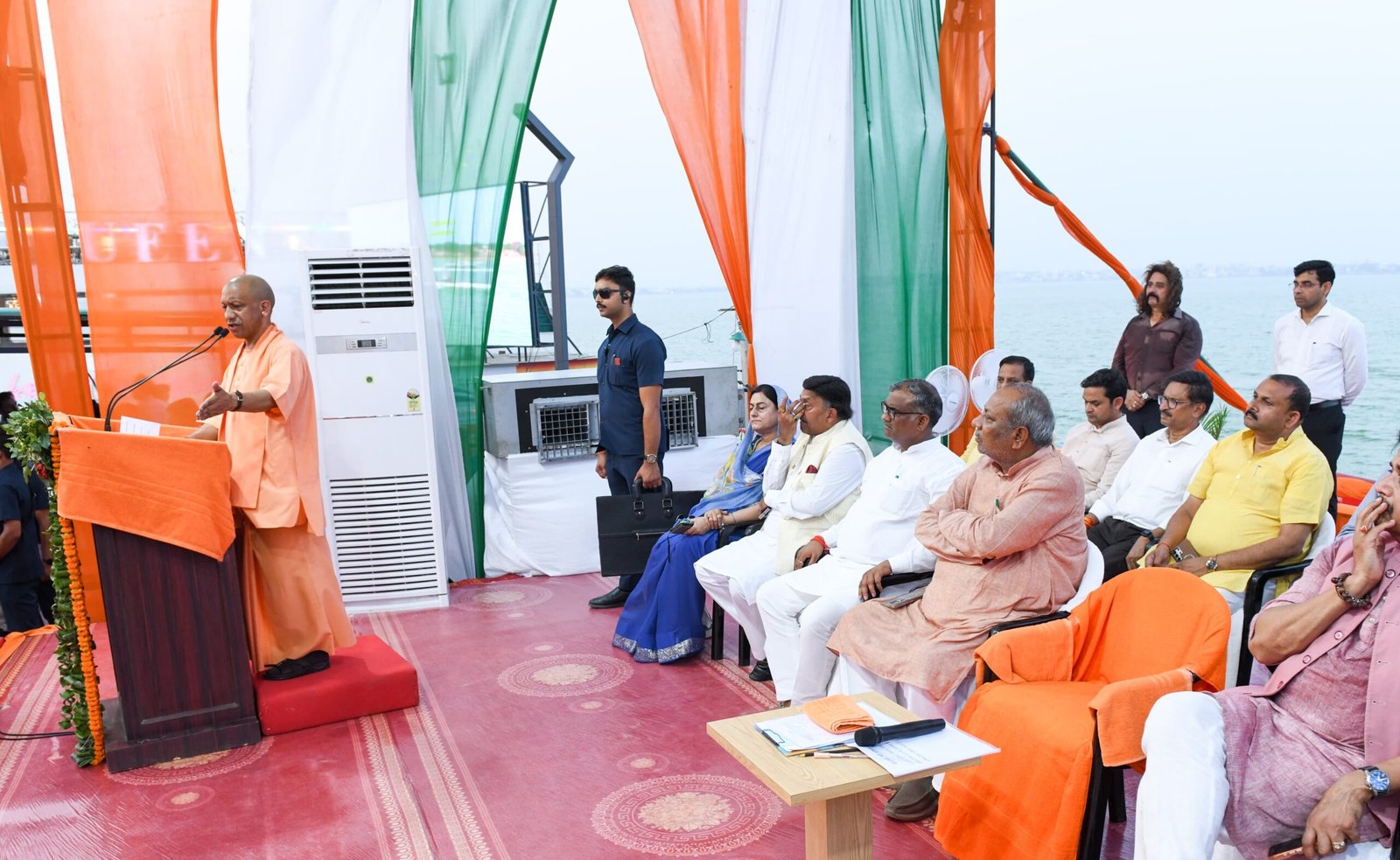 गोरखपुर के रामगढ़ताल में आयोजित 46वीं जूनियर नेशनल रोइंग चैंपियनशिप के समापन समारोह में मुख्यमंत्री योगी आदित्यनाथ ने कहा कि यूपी में खेलों का आधुनिक इको सिस्टम तेजी से विकसित हुआ है। उन्होंने रामगढ़ताल को राष्ट्रीय और अंतरराष्ट्रीय वाटर स्पोर्ट्स का उभरता केंद्र बताया। सीएम ने खिलाड़ियों को प्रोत्साहित करते हुए खेल नीति, स्पोर्ट्स इंफ्रास्ट्रक्चर, रोजगार और प्रशिक्षण सुविधाओं का उल्लेख किया। कार्यक्रम में कई जनप्रतिनिधि, खिलाड़ी और खेल अधिकारी मौजूद रहे।