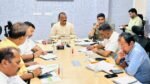 वाराणसी में मानसून से पहले जलभराव रोकने के लिए नगर निगम ने बड़ा अभियान शुरू किया है। महापौर अशोक कुमार तिवारी ने अधिकारियों को सख्त निर्देश देते हुए कहा कि कागजों पर सफाई दिखाने वालों पर कार्रवाई होगी। शहर के नाले, सीवर और गलीपिट तेजी से साफ किए जा रहे हैं। महापौर सोमवार से खुद सुबह निरीक्षण करेंगे।