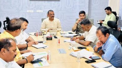 वाराणसी में मानसून से पहले जलभराव रोकने के लिए नगर निगम ने बड़ा अभियान शुरू किया है। महापौर अशोक कुमार तिवारी ने अधिकारियों को सख्त निर्देश देते हुए कहा कि कागजों पर सफाई दिखाने वालों पर कार्रवाई होगी। शहर के नाले, सीवर और गलीपिट तेजी से साफ किए जा रहे हैं। महापौर सोमवार से खुद सुबह निरीक्षण करेंगे।