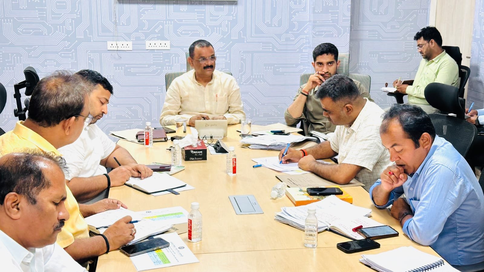 वाराणसी में मानसून से पहले जलभराव रोकने के लिए नगर निगम ने बड़ा अभियान शुरू किया है। महापौर अशोक कुमार तिवारी ने अधिकारियों को सख्त निर्देश देते हुए कहा कि कागजों पर सफाई दिखाने वालों पर कार्रवाई होगी। शहर के नाले, सीवर और गलीपिट तेजी से साफ किए जा रहे हैं। महापौर सोमवार से खुद सुबह निरीक्षण करेंगे।