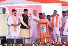 उत्तर प्रदेश के मुख्यमंत्री Yogi Adityanath ने देवरिया में ₹655 करोड़ की 19 विकास परियोजनाओं का लोकार्पण एवं शिलान्यास किया। उन्होंने कहा कि प्रदेश सरकार समस्याओं को टालने नहीं, बल्कि समाधान देने का कार्य कर रही है। फोर लेन सड़क, मेडिकल कॉलेज, कृषि विश्वविद्यालय, स्किल डेवलपमेंट और कानून व्यवस्था में सुधार को सरकार की बड़ी उपलब्धि बताया। सीएम ने कहा कि “वन डिस्ट्रिक्ट-वन माफिया” की जगह अब “वन डिस्ट्रिक्ट-वन मेडिकल कॉलेज” ने ले ली है और यूपी की पहचान विकास व सुशासन से बन रही है।