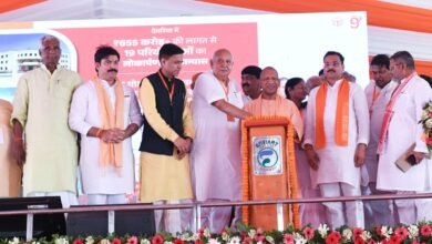 उत्तर प्रदेश के मुख्यमंत्री Yogi Adityanath ने देवरिया में ₹655 करोड़ की 19 विकास परियोजनाओं का लोकार्पण एवं शिलान्यास किया। उन्होंने कहा कि प्रदेश सरकार समस्याओं को टालने नहीं, बल्कि समाधान देने का कार्य कर रही है। फोर लेन सड़क, मेडिकल कॉलेज, कृषि विश्वविद्यालय, स्किल डेवलपमेंट और कानून व्यवस्था में सुधार को सरकार की बड़ी उपलब्धि बताया। सीएम ने कहा कि “वन डिस्ट्रिक्ट-वन माफिया” की जगह अब “वन डिस्ट्रिक्ट-वन मेडिकल कॉलेज” ने ले ली है और यूपी की पहचान विकास व सुशासन से बन रही है।