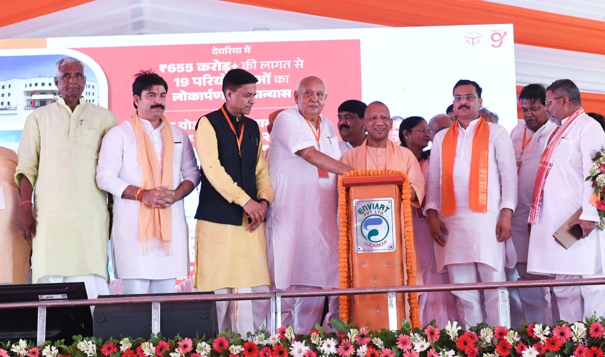 उत्तर प्रदेश के मुख्यमंत्री Yogi Adityanath ने देवरिया में ₹655 करोड़ की 19 विकास परियोजनाओं का लोकार्पण एवं शिलान्यास किया। उन्होंने कहा कि प्रदेश सरकार समस्याओं को टालने नहीं, बल्कि समाधान देने का कार्य कर रही है। फोर लेन सड़क, मेडिकल कॉलेज, कृषि विश्वविद्यालय, स्किल डेवलपमेंट और कानून व्यवस्था में सुधार को सरकार की बड़ी उपलब्धि बताया। सीएम ने कहा कि “वन डिस्ट्रिक्ट-वन माफिया” की जगह अब “वन डिस्ट्रिक्ट-वन मेडिकल कॉलेज” ने ले ली है और यूपी की पहचान विकास व सुशासन से बन रही है।