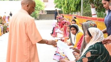गोरखपुर में आयोजित जनता दर्शन कार्यक्रम में मुख्यमंत्री योगी आदित्यनाथ ने लोगों की समस्याएं सुनते हुए बड़ा भरोसा दिया कि पैसे के अभाव में किसी का इलाज नहीं रुकेगा। उन्होंने अधिकारियों को पारदर्शी और संवेदनशील समाधान के निर्देश दिए। गोरखनाथ मंदिर प्रवास के दौरान सीएम ने गोसेवा की, बच्चों से मुलाकात कर उन्हें चॉकलेट्स भी बांटी।