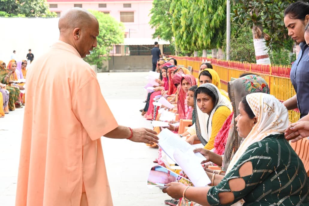 गोरखपुर में आयोजित जनता दर्शन कार्यक्रम में मुख्यमंत्री योगी आदित्यनाथ ने लोगों की समस्याएं सुनते हुए बड़ा भरोसा दिया कि पैसे के अभाव में किसी का इलाज नहीं रुकेगा। उन्होंने अधिकारियों को पारदर्शी और संवेदनशील समाधान के निर्देश दिए। गोरखनाथ मंदिर प्रवास के दौरान सीएम ने गोसेवा की, बच्चों से मुलाकात कर उन्हें चॉकलेट्स भी बांटी।
