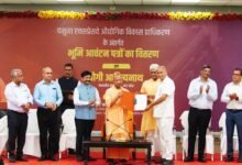 मुख्यमंत्री Yogi Adityanath ने यीडा क्षेत्र में 17 निवेशकों को भूमि आवंटन पत्र सौंपते हुए कहा कि उत्तर प्रदेश अब टूरिज्म, ट्रेड और इन्वेस्टमेंट का वैश्विक केंद्र बन चुका है। सीएम ने बताया कि कभी अपराध और भय के लिए बदनाम रहा जेवर क्षेत्र आज देश के सबसे बड़े निवेश हब में बदल रहा है। उन्होंने दावा किया कि यूपी अब माफिया और दंगा मुक्त राज्य है, जहां निवेशकों को सुरक्षा, आधुनिक इंफ्रास्ट्रक्चर और बेहतर नीतियों का लाभ मिल रहा है।