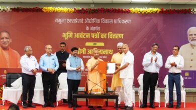 मुख्यमंत्री Yogi Adityanath ने यीडा क्षेत्र में 17 निवेशकों को भूमि आवंटन पत्र सौंपते हुए कहा कि उत्तर प्रदेश अब टूरिज्म, ट्रेड और इन्वेस्टमेंट का वैश्विक केंद्र बन चुका है। सीएम ने बताया कि कभी अपराध और भय के लिए बदनाम रहा जेवर क्षेत्र आज देश के सबसे बड़े निवेश हब में बदल रहा है। उन्होंने दावा किया कि यूपी अब माफिया और दंगा मुक्त राज्य है, जहां निवेशकों को सुरक्षा, आधुनिक इंफ्रास्ट्रक्चर और बेहतर नीतियों का लाभ मिल रहा है।