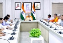 लखनऊ में मुख्यमंत्री Yogi Adityanath ने श्रमिक कल्याण, कौशल विकास और रोजगार सृजन को लेकर कई अहम फैसले लिए। बाल श्रमिक विद्या योजना को प्रदेश के सभी 75 जिलों में लागू करने, सेवामित्र व्यवस्था को मजबूत बनाने तथा बड़े शहरों में आधुनिक श्रमिक सुविधा केंद्र विकसित करने के निर्देश दिए गए। सरकार युवाओं को देश-विदेश में रोजगार उपलब्ध कराने, एआई आधारित जॉब मैचिंग और डिजिटल रोजगार सेवाओं को बढ़ावा देने पर भी तेजी से काम करेगी।
