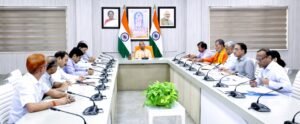 लखनऊ में मुख्यमंत्री Yogi Adityanath ने श्रमिक कल्याण, कौशल विकास और रोजगार सृजन को लेकर कई अहम फैसले लिए। बाल श्रमिक विद्या योजना को प्रदेश के सभी 75 जिलों में लागू करने, सेवामित्र व्यवस्था को मजबूत बनाने तथा बड़े शहरों में आधुनिक श्रमिक सुविधा केंद्र विकसित करने के निर्देश दिए गए। सरकार युवाओं को देश-विदेश में रोजगार उपलब्ध कराने, एआई आधारित जॉब मैचिंग और डिजिटल रोजगार सेवाओं को बढ़ावा देने पर भी तेजी से काम करेगी।