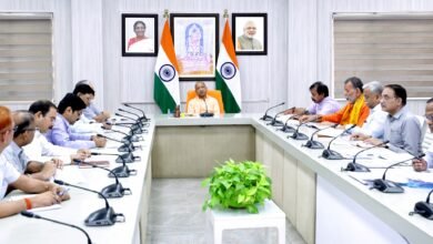 लखनऊ में मुख्यमंत्री Yogi Adityanath ने श्रमिक कल्याण, कौशल विकास और रोजगार सृजन को लेकर कई अहम फैसले लिए। बाल श्रमिक विद्या योजना को प्रदेश के सभी 75 जिलों में लागू करने, सेवामित्र व्यवस्था को मजबूत बनाने तथा बड़े शहरों में आधुनिक श्रमिक सुविधा केंद्र विकसित करने के निर्देश दिए गए। सरकार युवाओं को देश-विदेश में रोजगार उपलब्ध कराने, एआई आधारित जॉब मैचिंग और डिजिटल रोजगार सेवाओं को बढ़ावा देने पर भी तेजी से काम करेगी।