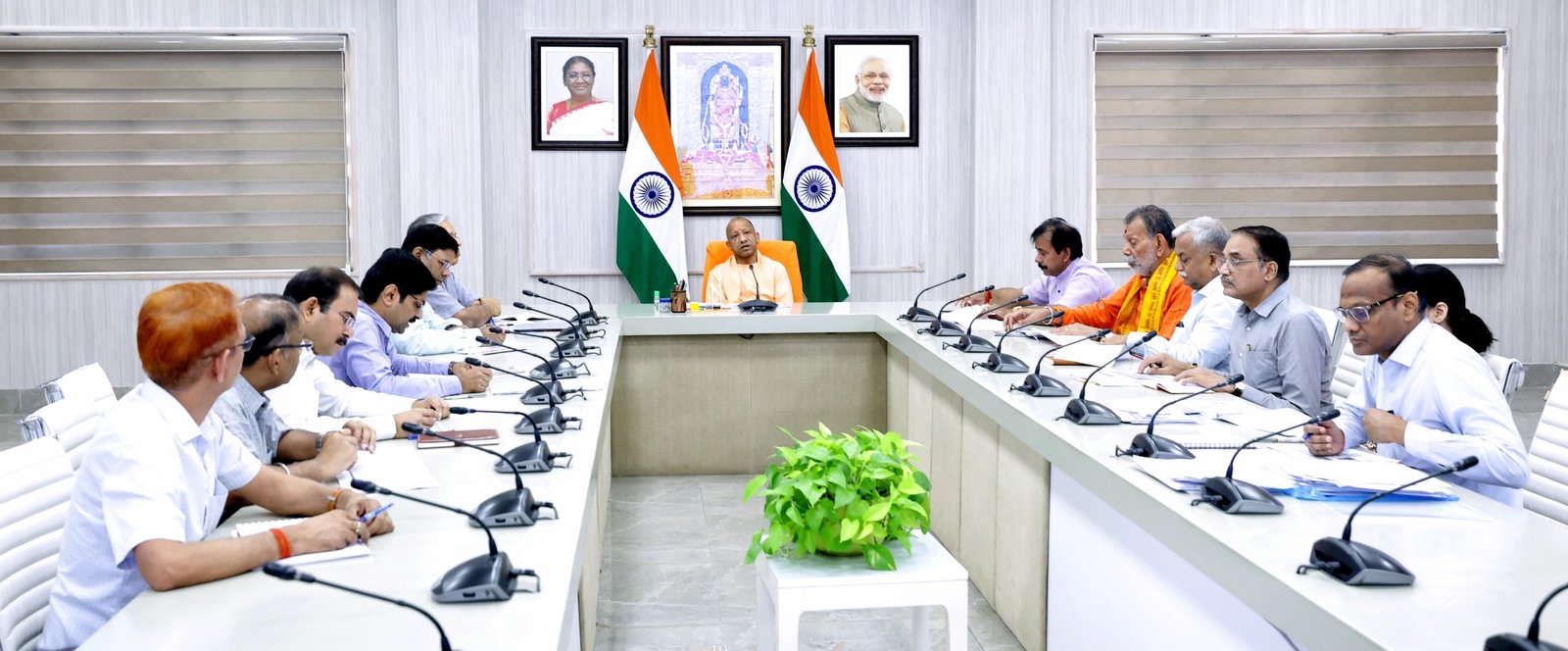 लखनऊ में मुख्यमंत्री Yogi Adityanath ने श्रमिक कल्याण, कौशल विकास और रोजगार सृजन को लेकर कई अहम फैसले लिए। बाल श्रमिक विद्या योजना को प्रदेश के सभी 75 जिलों में लागू करने, सेवामित्र व्यवस्था को मजबूत बनाने तथा बड़े शहरों में आधुनिक श्रमिक सुविधा केंद्र विकसित करने के निर्देश दिए गए। सरकार युवाओं को देश-विदेश में रोजगार उपलब्ध कराने, एआई आधारित जॉब मैचिंग और डिजिटल रोजगार सेवाओं को बढ़ावा देने पर भी तेजी से काम करेगी।