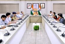 मुख्यमंत्री योगी आदित्यनाथ ने राजस्व मामलों के त्वरित और पारदर्शी निस्तारण को सर्वोच्च प्राथमिकता बताते हुए अधिकारियों को लंबित वादों पर जवाबदेही तय करने के निर्देश दिए। समीक्षा बैठक में धारा-80, 34, 33, 24 और 116 के मामलों की प्रगति पर चर्चा हुई। मुख्यमंत्री ने कहा कि भूमि और राजस्व विवादों में देरी आमजन और किसानों के हितों को प्रभावित करती है। कमजोर प्रदर्शन वाले जिलों में विशेष अभियान चलाकर मामलों के शीघ्र निस्तारण के निर्देश दिए गए।