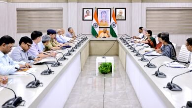 मुख्यमंत्री योगी आदित्यनाथ ने राजस्व मामलों के त्वरित और पारदर्शी निस्तारण को सर्वोच्च प्राथमिकता बताते हुए अधिकारियों को लंबित वादों पर जवाबदेही तय करने के निर्देश दिए। समीक्षा बैठक में धारा-80, 34, 33, 24 और 116 के मामलों की प्रगति पर चर्चा हुई। मुख्यमंत्री ने कहा कि भूमि और राजस्व विवादों में देरी आमजन और किसानों के हितों को प्रभावित करती है। कमजोर प्रदर्शन वाले जिलों में विशेष अभियान चलाकर मामलों के शीघ्र निस्तारण के निर्देश दिए गए।