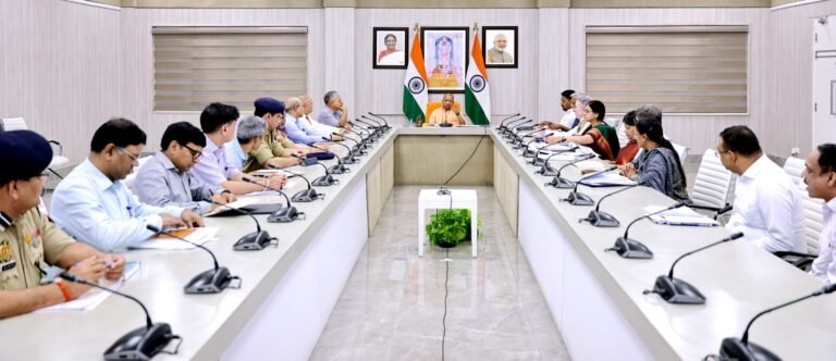मुख्यमंत्री योगी आदित्यनाथ ने राजस्व मामलों के त्वरित और पारदर्शी निस्तारण को सर्वोच्च प्राथमिकता बताते हुए अधिकारियों को लंबित वादों पर जवाबदेही तय करने के निर्देश दिए। समीक्षा बैठक में धारा-80, 34, 33, 24 और 116 के मामलों की प्रगति पर चर्चा हुई। मुख्यमंत्री ने कहा कि भूमि और राजस्व विवादों में देरी आमजन और किसानों के हितों को प्रभावित करती है। कमजोर प्रदर्शन वाले जिलों में विशेष अभियान चलाकर मामलों के शीघ्र निस्तारण के निर्देश दिए गए।