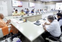 लखनऊ में मुख्यमंत्री योगी आदित्यनाथ ने ऊर्जा विभाग की उच्चस्तरीय समीक्षा बैठक में प्रदेशभर में निर्बाध और गुणवत्तापूर्ण बिजली आपूर्ति सुनिश्चित करने के निर्देश दिए। बढ़ती गर्मी और रिकॉर्ड बिजली मांग को देखते हुए उत्पादन क्षमता, ट्रांसमिशन नेटवर्क और शिकायत निस्तारण व्यवस्था को मजबूत करने पर जोर दिया गया। स्मार्ट मीटर, कॉल सेंटर और ट्रांसफॉर्मर मरम्मत व्यवस्था में सुधार की जानकारी भी दी गई। मुख्यमंत्री ने कहा कि किसानों, व्यापारियों और आमजन को किसी भी स्थिति में बिजली संकट का सामना नहीं करना पड़े।