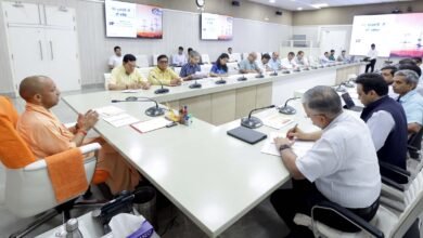 लखनऊ में मुख्यमंत्री योगी आदित्यनाथ ने ऊर्जा विभाग की उच्चस्तरीय समीक्षा बैठक में प्रदेशभर में निर्बाध और गुणवत्तापूर्ण बिजली आपूर्ति सुनिश्चित करने के निर्देश दिए। बढ़ती गर्मी और रिकॉर्ड बिजली मांग को देखते हुए उत्पादन क्षमता, ट्रांसमिशन नेटवर्क और शिकायत निस्तारण व्यवस्था को मजबूत करने पर जोर दिया गया। स्मार्ट मीटर, कॉल सेंटर और ट्रांसफॉर्मर मरम्मत व्यवस्था में सुधार की जानकारी भी दी गई। मुख्यमंत्री ने कहा कि किसानों, व्यापारियों और आमजन को किसी भी स्थिति में बिजली संकट का सामना नहीं करना पड़े।