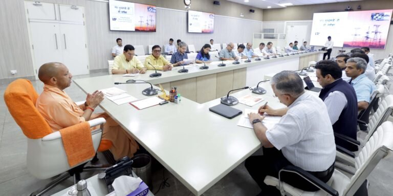 लखनऊ में मुख्यमंत्री योगी आदित्यनाथ ने ऊर्जा विभाग की उच्चस्तरीय समीक्षा बैठक में प्रदेशभर में निर्बाध और गुणवत्तापूर्ण बिजली आपूर्ति सुनिश्चित करने के निर्देश दिए। बढ़ती गर्मी और रिकॉर्ड बिजली मांग को देखते हुए उत्पादन क्षमता, ट्रांसमिशन नेटवर्क और शिकायत निस्तारण व्यवस्था को मजबूत करने पर जोर दिया गया। स्मार्ट मीटर, कॉल सेंटर और ट्रांसफॉर्मर मरम्मत व्यवस्था में सुधार की जानकारी भी दी गई। मुख्यमंत्री ने कहा कि किसानों, व्यापारियों और आमजन को किसी भी स्थिति में बिजली संकट का सामना नहीं करना पड़े।