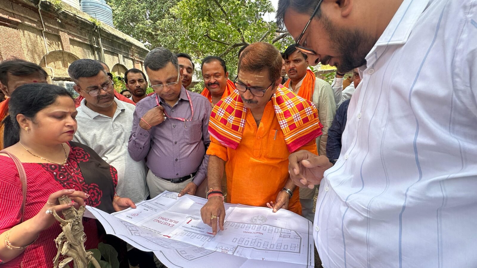 वाराणसी के कबीरचौरा स्थित राजकीय जिला महिला चिकित्सालय में बनारस के पहले एमएसएनसीयू भवन का शिलान्यास किया गया। शहर दक्षिणी विधायक डॉ. नीलकंठ तिवारी ने बताया कि 2.55 करोड़ रुपये की लागत से बनने वाली इस अत्याधुनिक इकाई में माताओं और नवजात शिशुओं के लिए 24-24 बेड उपलब्ध होंगे। यहां प्री-मेच्योर और गंभीर नवजातों को मां के साथ ही आधुनिक उपचार मिलेगा। स्वास्थ्य विशेषज्ञों के अनुसार यह परियोजना मातृ एवं शिशु मृत्यु दर कम करने में अहम भूमिका निभाएगी।