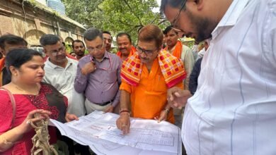 वाराणसी के कबीरचौरा स्थित राजकीय जिला महिला चिकित्सालय में बनारस के पहले एमएसएनसीयू भवन का शिलान्यास किया गया। शहर दक्षिणी विधायक डॉ. नीलकंठ तिवारी ने बताया कि 2.55 करोड़ रुपये की लागत से बनने वाली इस अत्याधुनिक इकाई में माताओं और नवजात शिशुओं के लिए 24-24 बेड उपलब्ध होंगे। यहां प्री-मेच्योर और गंभीर नवजातों को मां के साथ ही आधुनिक उपचार मिलेगा। स्वास्थ्य विशेषज्ञों के अनुसार यह परियोजना मातृ एवं शिशु मृत्यु दर कम करने में अहम भूमिका निभाएगी।