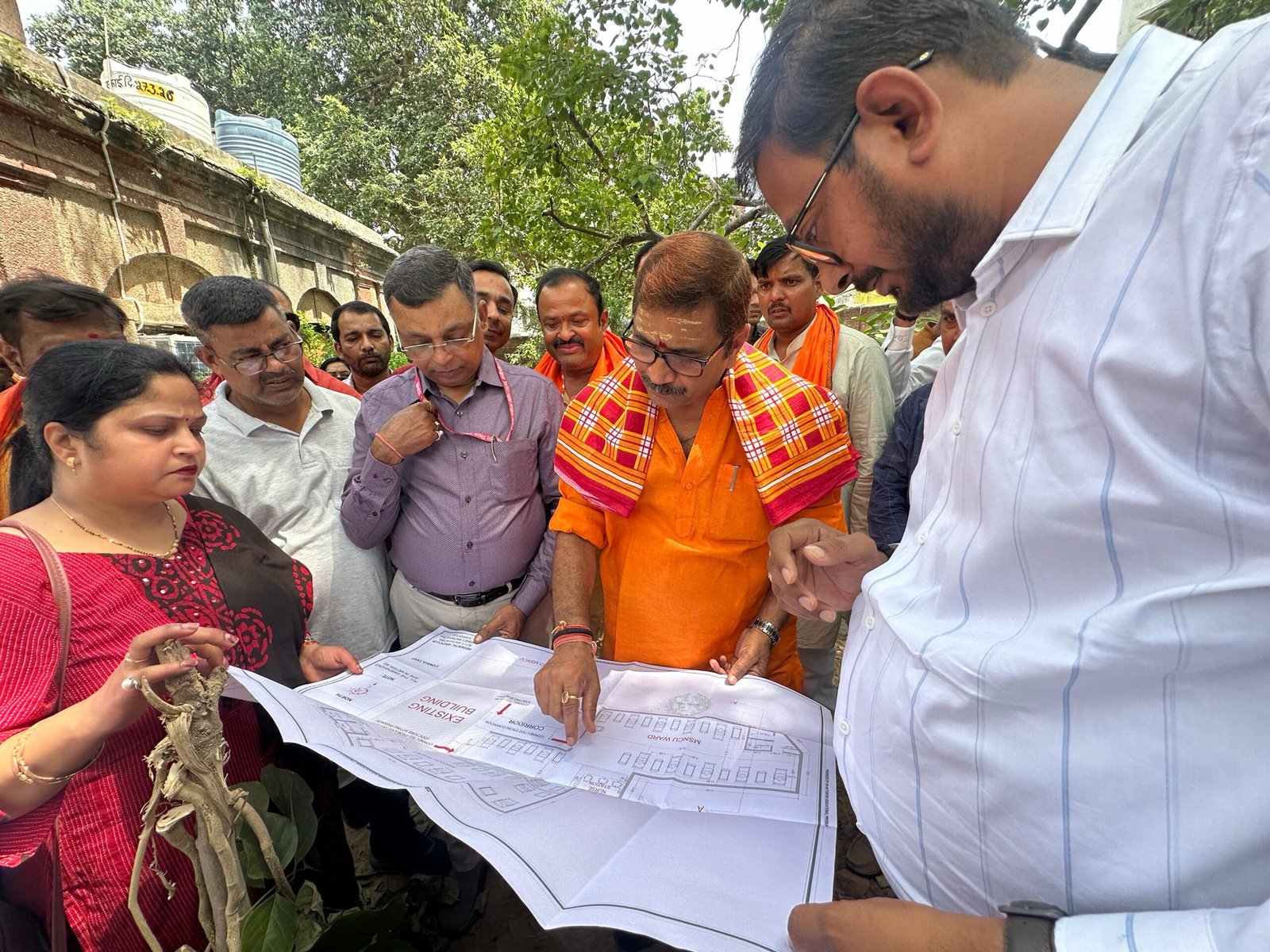 वाराणसी के कबीरचौरा स्थित राजकीय जिला महिला चिकित्सालय में बनारस के पहले एमएसएनसीयू भवन का शिलान्यास किया गया। शहर दक्षिणी विधायक डॉ. नीलकंठ तिवारी ने बताया कि 2.55 करोड़ रुपये की लागत से बनने वाली इस अत्याधुनिक इकाई में माताओं और नवजात शिशुओं के लिए 24-24 बेड उपलब्ध होंगे। यहां प्री-मेच्योर और गंभीर नवजातों को मां के साथ ही आधुनिक उपचार मिलेगा। स्वास्थ्य विशेषज्ञों के अनुसार यह परियोजना मातृ एवं शिशु मृत्यु दर कम करने में अहम भूमिका निभाएगी।