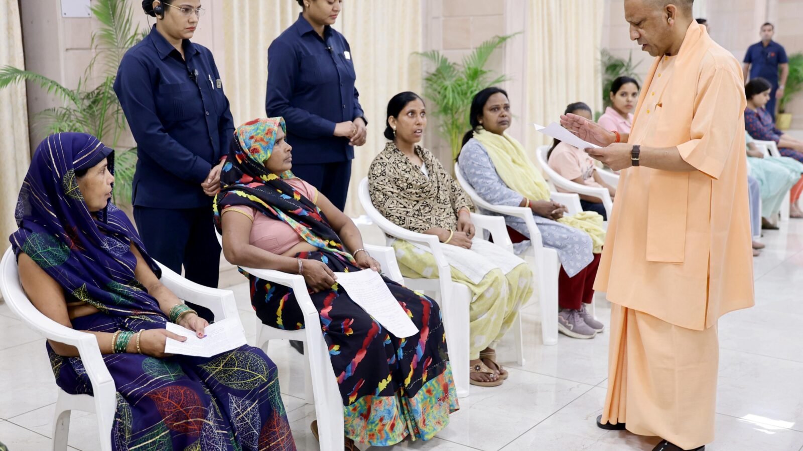 लखनऊ में आयोजित ‘जनता दर्शन’ में मुख्यमंत्री योगी आदित्यनाथ ने विभिन्न जिलों से आए लोगों की समस्याएं सुनीं। उन्होंने अधिकारियों को समयबद्ध समाधान और बिना भेदभाव न्याय सुनिश्चित करने के निर्देश दिए। शिक्षा, स्वास्थ्य, राजस्व और कानून व्यवस्था से जुड़े मामलों पर विशेष जोर दिया गया। मुख्यमंत्री ने महिलाओं को भीषण गर्मी में स्वास्थ्य और खानपान का विशेष ध्यान रखने की सलाह दी।