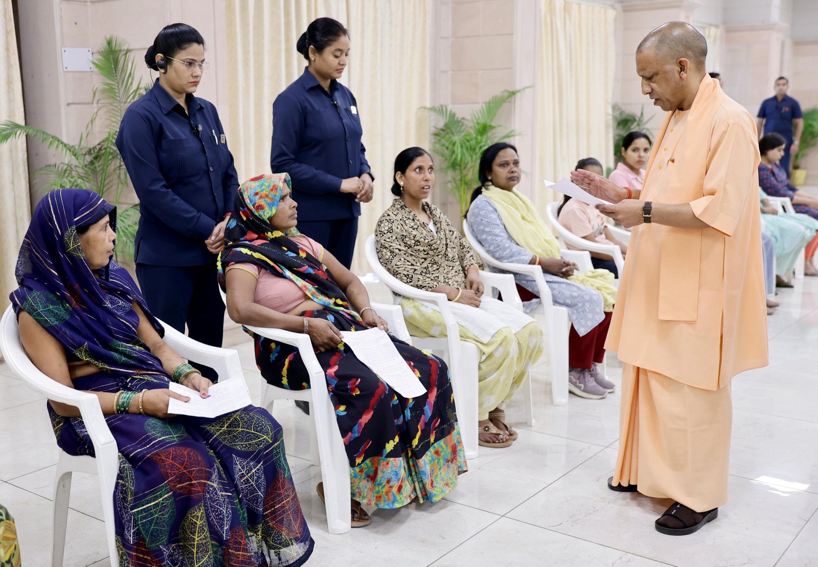 लखनऊ में आयोजित ‘जनता दर्शन’ में मुख्यमंत्री योगी आदित्यनाथ ने विभिन्न जिलों से आए लोगों की समस्याएं सुनीं। उन्होंने अधिकारियों को समयबद्ध समाधान और बिना भेदभाव न्याय सुनिश्चित करने के निर्देश दिए। शिक्षा, स्वास्थ्य, राजस्व और कानून व्यवस्था से जुड़े मामलों पर विशेष जोर दिया गया। मुख्यमंत्री ने महिलाओं को भीषण गर्मी में स्वास्थ्य और खानपान का विशेष ध्यान रखने की सलाह दी।